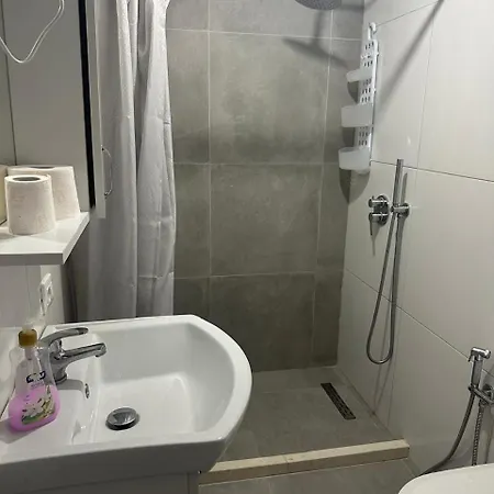 公寓 Bakalli Rooms1 *